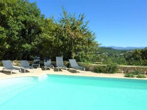 サン・ポール・トロワ・シャトーにあるInviting villa in Saint Paul trois Chateaux with poolのスイミングプールの横に座る椅子