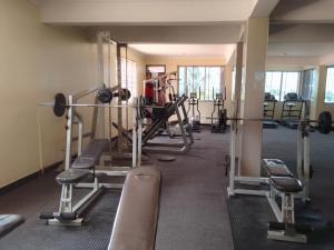 einen Fitnessraum mit mehreren Laufbändern und Maschinen in der Unterkunft Nemart's Hotel in Daressalam