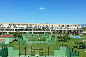 Tenis lub squash w obiekcie Cosy Apartment in Castellón with Shared Pool, 55 sqm lub w pobliżu