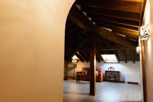 un arco que conduce a una sala de estar con techos de madera en Posada Villa Matilde, en Cillorigo de Liébana