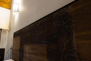 una gran pared de madera en una habitación con lámpara en Posada Villa Matilde, en Cillorigo de Liébana