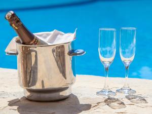 - une bouteille de champagne dans un seau à glace à côté de deux verres dans l'établissement Can Gual - Villa With Private Pool In Inca Free Wifi, à Inca