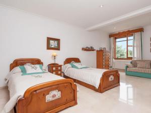 - une chambre avec deux lits et un canapé dans l'établissement Can Gual - Villa With Private Pool In Inca Free Wifi, à Inca