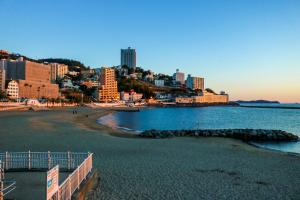 vistas a una playa con una ciudad en el fondo en Kiten - slow & work stay - en Atami