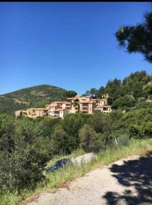 une grande maison au sommet d'une colline dans l'établissement joli 2 pieces vue mer , piscine proche ste Maxime résidence BELLEVUE, à Roquebrune-sur Argens