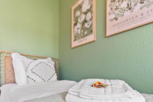 a bed with a white towel on top of it at NEUE moderne Apartments nahe Uni, zentral in Cottbus