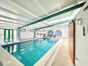 een groot zwembad in een grote kamer met een groot zwembad bij Cave Houses Ed Yara and Nadieh with PRM facilities in Margen de Abajo