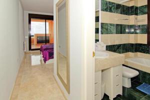 ein Bad mit einem Waschbecken und einem Spiegel in der Unterkunft Holiday flat Mijas Costa - COS02106b-P in Mijas Costa