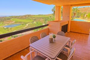 einen Tisch und Stühle auf einem Balkon mit Aussicht in der Unterkunft Holiday flat Mijas Costa - COS02106b-P in Mijas Costa