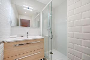 Un baño con ducha, lavabo y espejo. en Welcome to Lava House, en Marly-le-Roi 12 fotos más