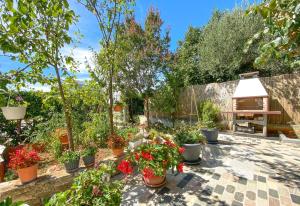 einen Garten mit Topfpflanzen und einem Pavillon in der Unterkunft Amelie in Novigrad Istria