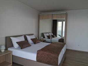 イチチにあるVilla Isabela Ičićiの大きなベッドとリビングルームのある寝室