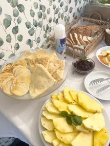 Makanan di atau di tempat lain dekat hotel