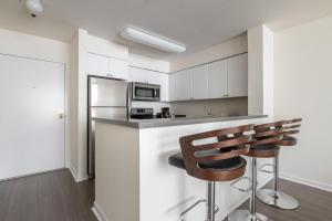 A kitchen or kitchenette at South Beach 1br w spa lounge nr baseball park SFO-1665
