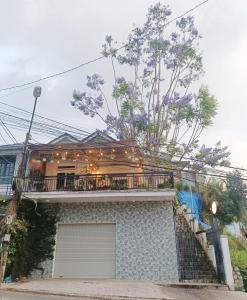 uma casa com uma varanda ao lado em OYO 1235 Linh's House em Da Lat