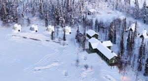 una vista aérea de un pueblo cubierto de nieve en Nivunki Village, en Muonio