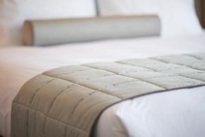 un primer plano de una cama con colchón de pelo insertado en Marigold Celebration hotel, en Rāipur