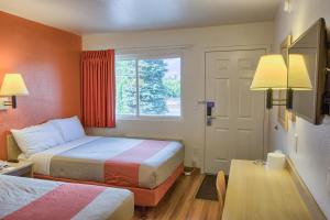 Motel 6-Everett, WA - North tesisinde bir odada yatak veya yataklar