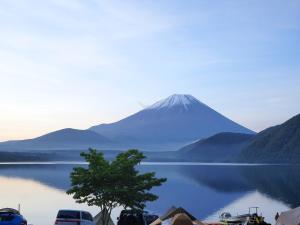 古関町にある"Yurucamp" "聖地" real-anime-place camping with custom rental planの木の湖の山の反射