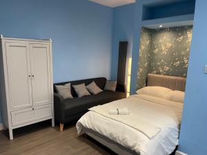 a bedroom with a bed and a couch at Cosy Studio in Heart of London in London