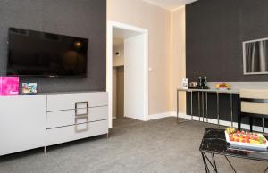 A television and/or entertainment centre at SeaPark Hotel Wellness & Spa