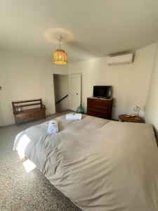 Ένα ή περισσότερα κρεβάτια σε δωμάτιο στο La confidentielle Centre ville Arles Terrasse