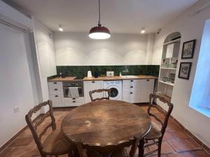 Η κουζίνα ή μικρή κουζίνα στο La confidentielle Centre ville Arles Terrasse +23 φωτογραφίες