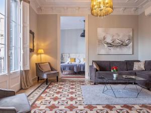 salon z kanapą i stołem w obiekcie Luxurious apartment for 9 people recently renovated in the center of Barcelona w Barcelonie