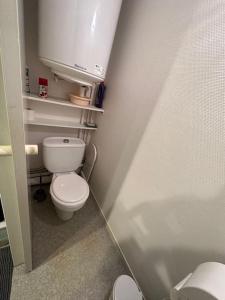 ein kleines Bad mit einem weißen WC in einem Zimmer in der Unterkunft Appartement La Rochelle in La Rochelle