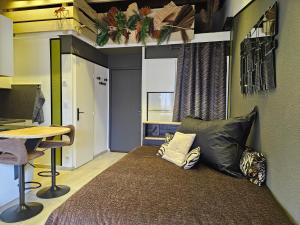 Televízia a/alebo spoločenská miestnosť v ubytovaní Appartement Style Loft - proche Village Naturiste