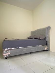 Bett in der Ecke eines Zimmers in der Unterkunft Homestay Defaza D48 Garut in Garut