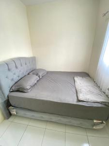 - un lit dans une petite chambre avec un matelas dans l'établissement Homestay Defaza D48 Garut, à Garut