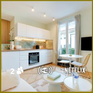 O bucătărie sau chicinetă la Suite Deluxe 2 by Les Maisons de Charloc Homes