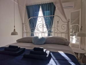 una camera da letto con un letto e una grande finestra di siculi central apartment a Catania