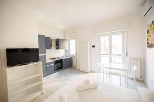 Nhà bếp/bếp nhỏ tại Nuovissimo Loft in Zona Corvetto (M3)