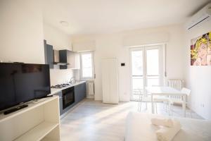 Nhà bếp/bếp nhỏ tại Nuovissimo Loft in Zona Corvetto (M3) +14 ảnh