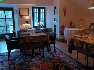 sala de estar con mesa y cama en Le château brangoly, en Enveitg