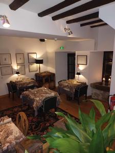 ein Esszimmer mit Tischen und Stühlen in einem Zimmer in der Unterkunft Le château brangoly in Enveitg