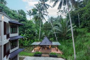una vista aérea de un complejo con palmeras en Semana Residences by Cove en Ubud