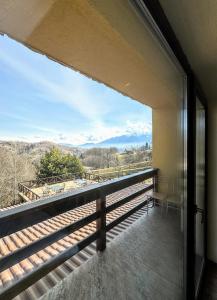 - une vue depuis le balcon d'une maison dans l'établissement Transylvanian Views, à Peştera