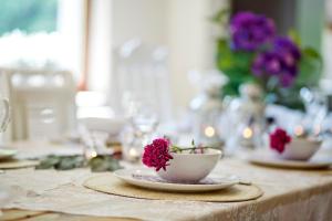 une table avec une plaque recouverte d'une fleur dans l'établissement Westerwald Ferien Villa - 21 Personen - Kino, Bar, Sauna und Whirlpool, à Schutzbach 15 autres photos