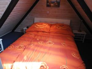 ein Schlafzimmer mit einem Bett mit Blumen darauf in der Unterkunft Ferienwohnung Müller Bad Segeberg in Bad Segeberg