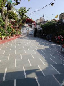 un aparcamiento vacío con motos y plantas en Homestay Urmil Basant, en Jaipur