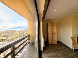 a balcony with a view of the mountains at Transylvanian Views in Peştera