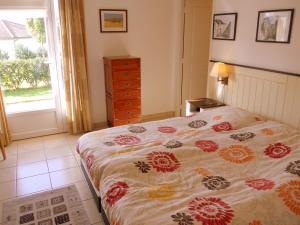 ein Schlafzimmer mit einem Bett, einer Kommode und einem Fenster in der Unterkunft Villa with garden near beautiful golf course in Vasles