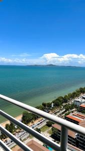 balcone con vista sull'oceano. di View Talay 7 Seaview Apartments a Pattaya Sud