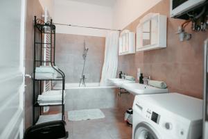 a bathroom with a sink and a washing machine at Raimond Apartment Ottakring Top 14 in Vienna +33 photos