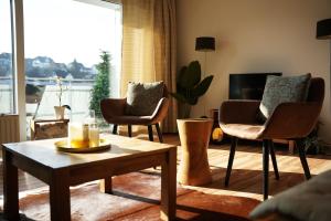 a living room with two chairs and a coffee table at Vakantiehuisje Winterberg in Winterberg