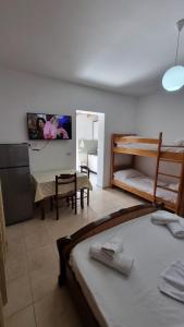 Habitación con 2 literas, mesa y cocina en Villa Malaj, en Vlorë