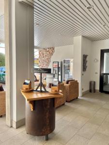 a lobby with a table and chairs in a building at Residence Beatrix in Bardolino